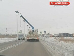 В Благовещенске автокран ехал с поднятой стрелой