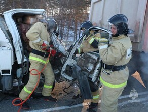 Еще одно жесткое ДТП произошло на федеральной трассе в Амурской области Мужчину увезли на скорой фото