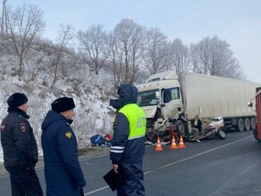 Большегруз полностью раздавил легковушку в Приморье Трое погибли видео