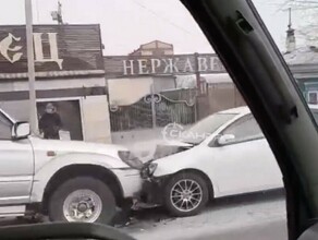 Лобовое столкновение двух машин произошло в центре Благовещенска видео 