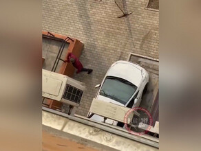 Toyota Prius протаранил многоэтажный дом в Благовещенске фото 