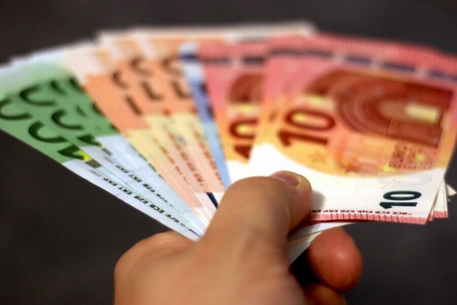 Курс евро впервые с апреля 2022 года поднялся выше 87 рублей 