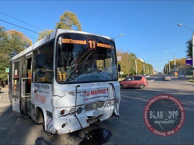 Благовещенец попал в ДТП с пассажирским автобусом Он ищет записи с видеорегистраторов