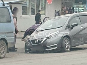 В центре Благовещенска машина колесом ушла под асфальт фото