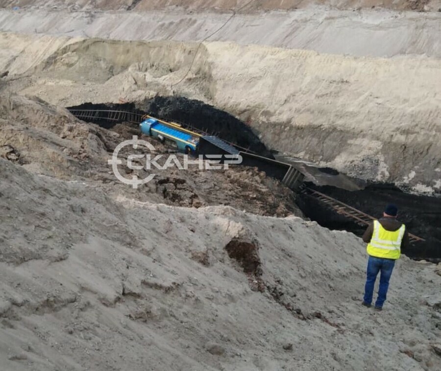 Волна как пошла появились фото и видео с места ЧП на угольном разрезе в Амурской области