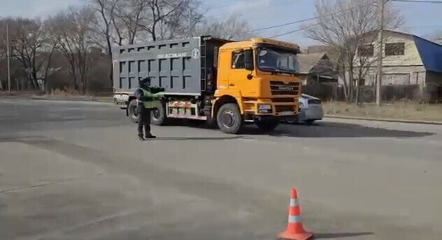 В Благовещенске два грузовика пронеслись и не остановились по требованию инспектора автонадзора видео