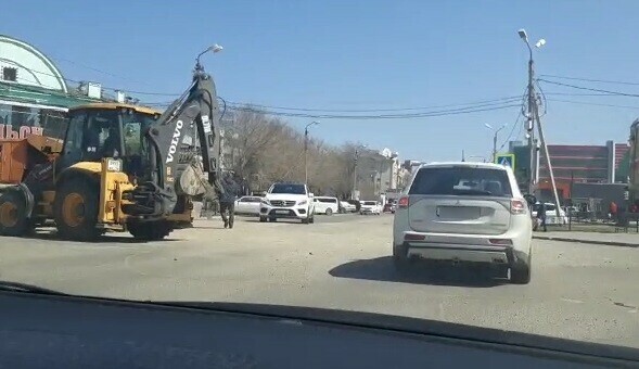  В центре Благовещенска затруднено движение изза работы спецтехники видео