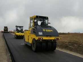 Были большие выбоины продолжается ремонт трассы в Приамурье фото 