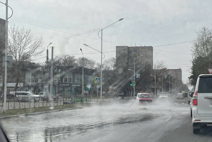 Горячей водой полностью затопило проезжую часть в центре Благовещенска видео