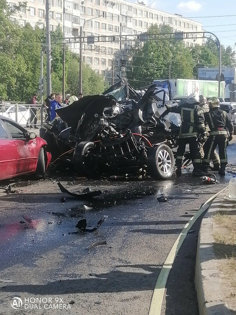 Гружёный самосвал снес 13 автомобилей в Петербурге. У него отказали тормоза  | 03.06.2023 | Благовещенск - БезФормата