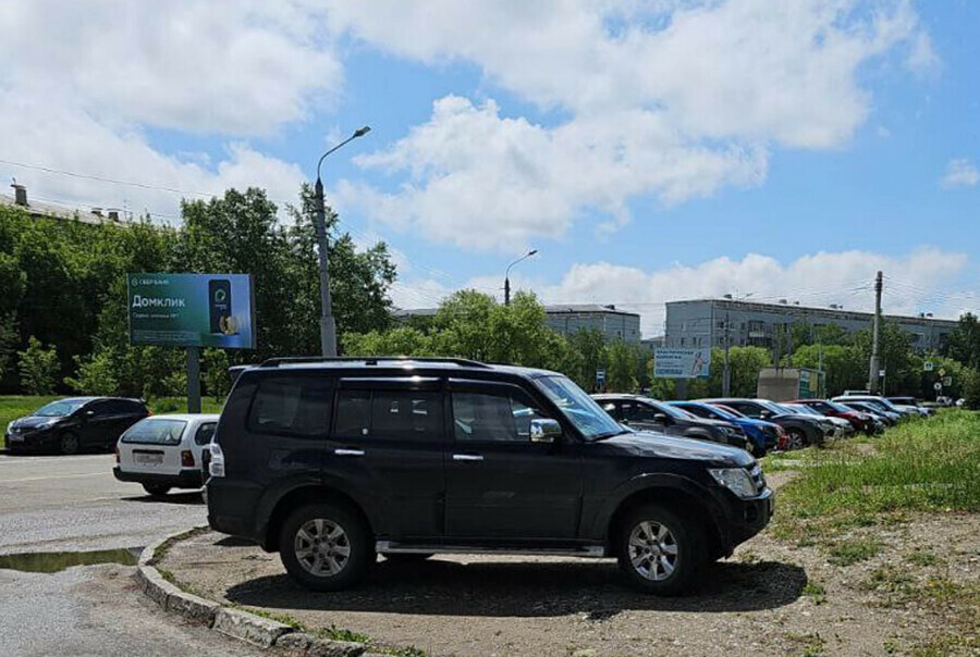 Любители парковаться на газонах заплатят в казну Благовещенска около 200 тысяч рублей фото