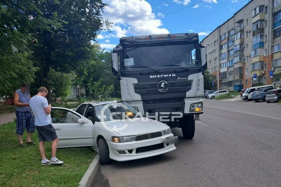 Самосвал Shacman протащил Toyota Cresta по Чайковского и попал на видео