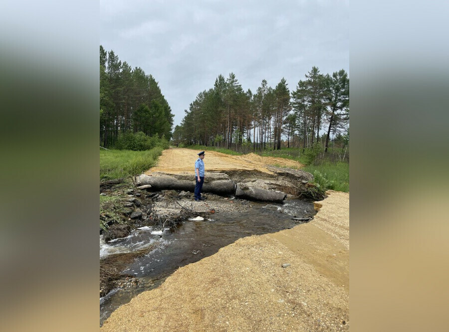 Жителей амурского села отрезанного от большой земли изза разрушенной дороги обеспечили водой и продуктами