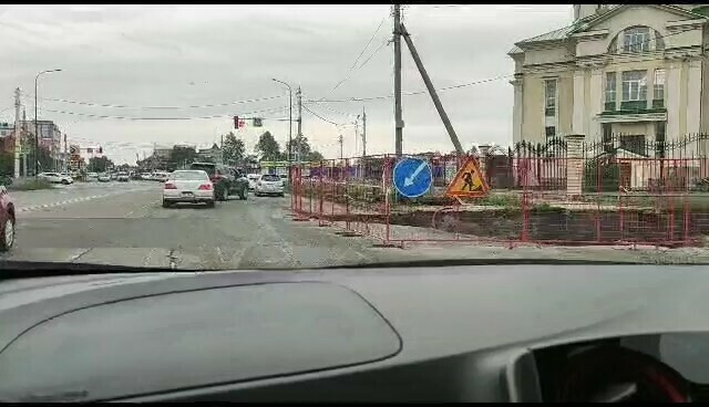 Подрядчик ведет работу в том месте где изза дождя обвалилась часть проезжей части в Благовещенске