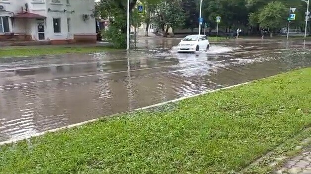 Перекресток в Благовещенске утонул после ливня видео