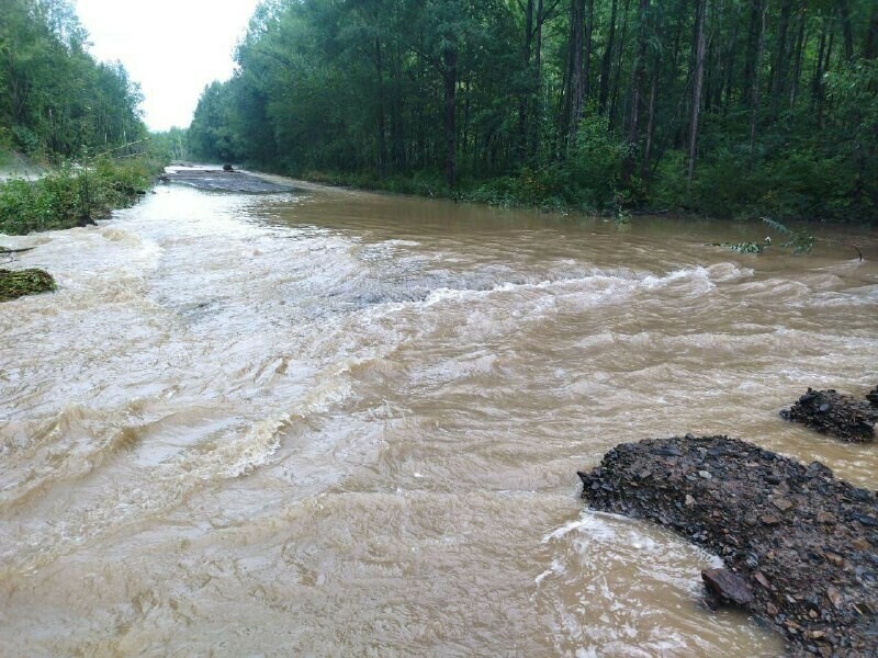 На севере Приамурья после размыва дороги начала уходить вода но техника не может проехать до сих пор