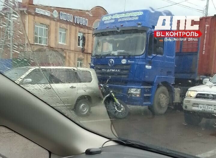 В Благовещенске массовое ДТП Участника увезла реанимация трое влетели засмотревшись на аварию