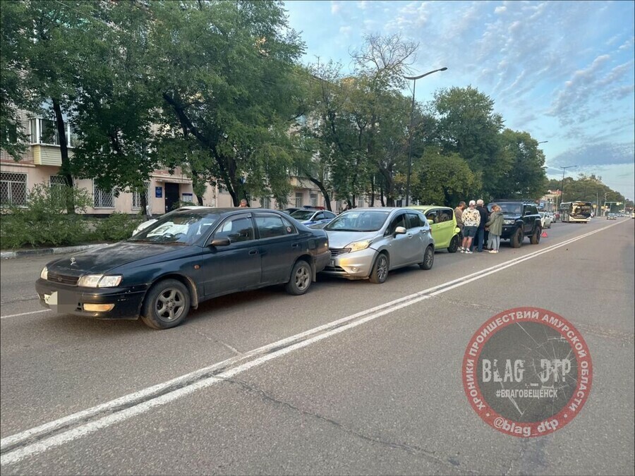 В центре Благовещенске друг в друга въехали четыре автомобиля