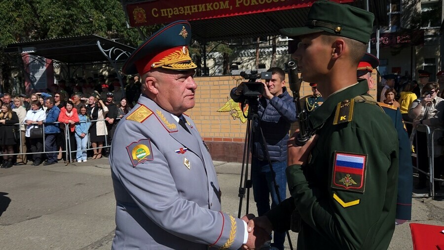 Более 100 первокурсников ДВОКУ в Благовещенске приняли присягу