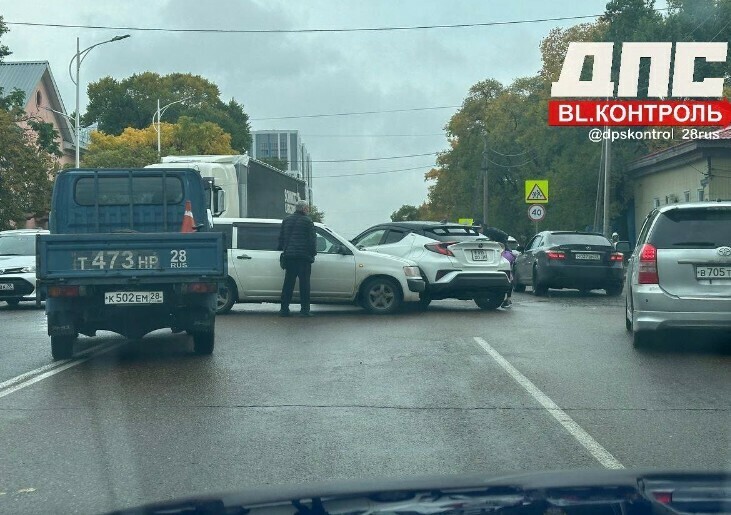 В Благовещенске на перекрестке ЧайковскогоКрасноармейской затруднено движение