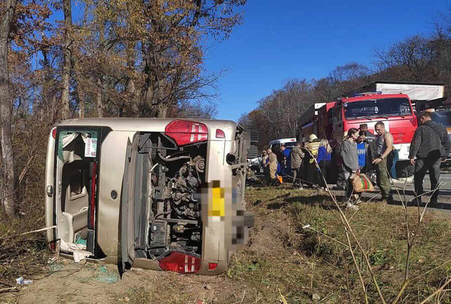 Соцсети задержан иностранец  водитель автобуса перевозившего российских туристов и перевернувшегося  в Приморье