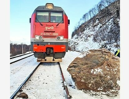 На БАМе огромный валун упал перед поездом Машинист смог предотвратить трагедию