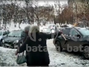 Пенсионерки подрались возле подъезда изза сплетен видео