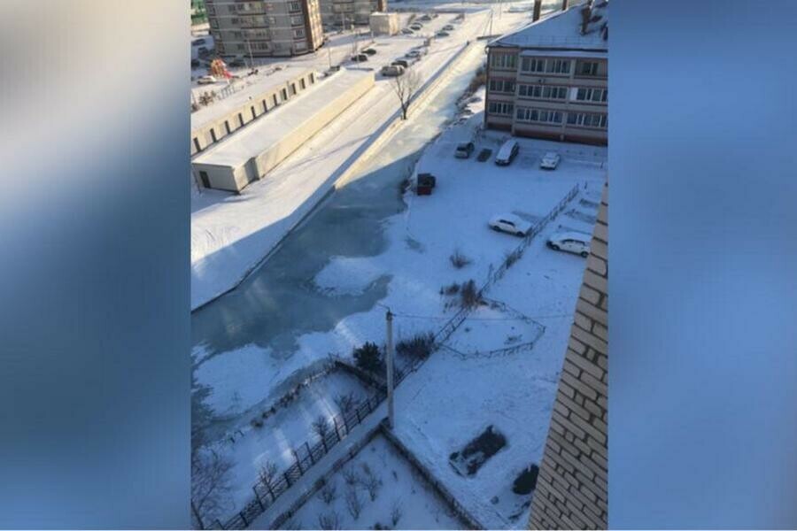 Вода прибывает на улице Воронкова жители показали как топит двор фото