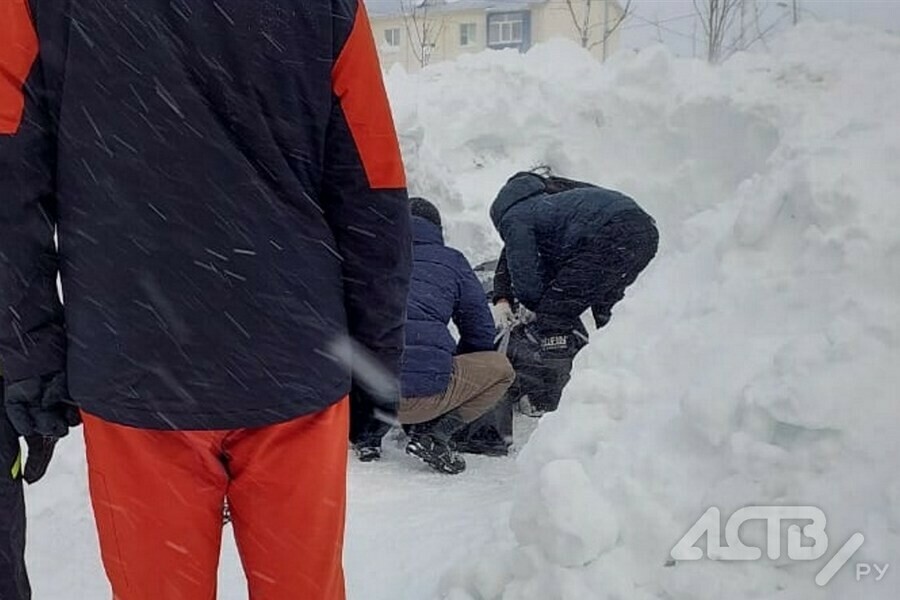 На Сахалине в заметенной снегом машине нашли мертвого мужчину 