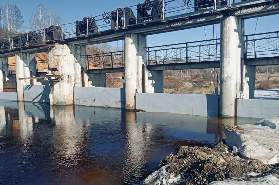 Режим повышенной готовности ввели в Магдагачинском районе Уровень воды в плотине  у верхней отметки видео