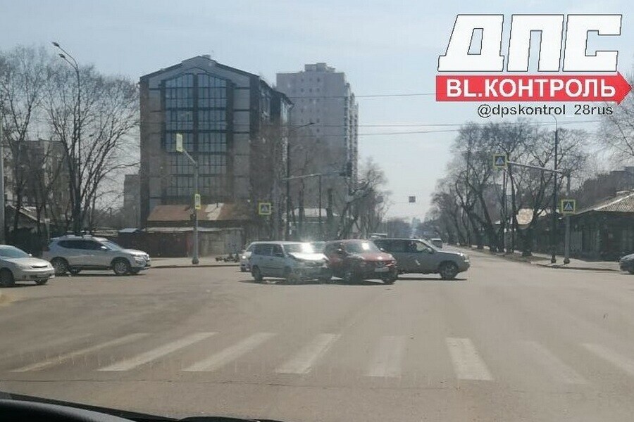 Второй день подряд бьются авто на Мухина  Горького в Благовещенске снова столкнулись машины 