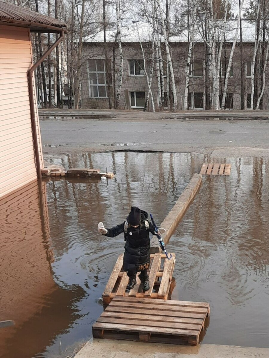 В Приамурье женщина переходила через канаву и провалилась под воду с  головой | 23.04.2024 | Благовещенск - БезФормата