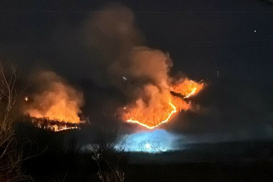 Большой ночной пожар у Белогорья превратил сопки в вулкан фото 