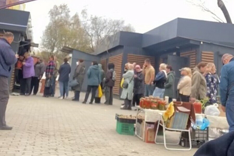 Длинную очередь за куриными яйцами заметили в Благовещенске видео