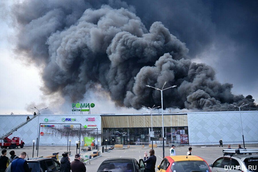 В Хабаровске огромные столбы дыма поднимаются над городом горит крупный ТЦ фото видео 