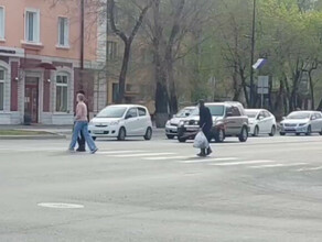 Благовещенец с ребенком на электросамокате серьезно нарушили ПДД видео 