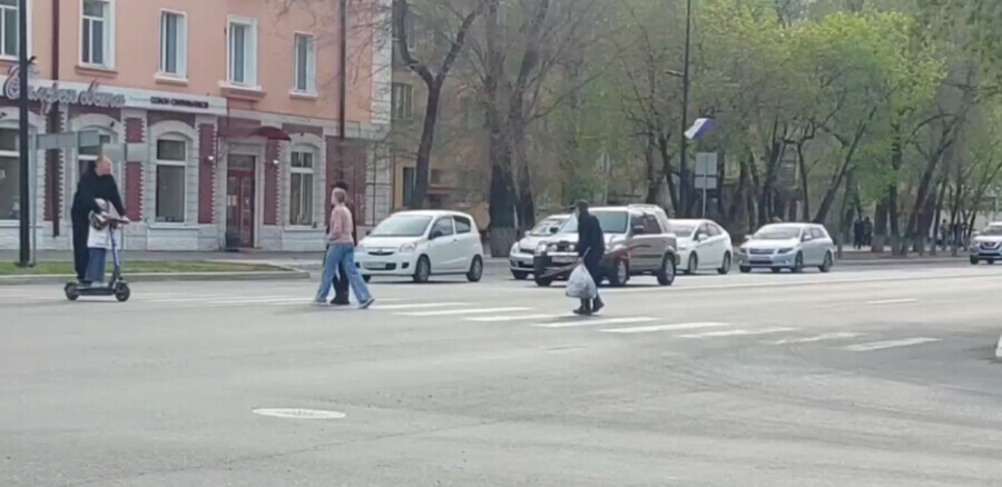 Благовещенец с ребенком на электросамокате серьезно нарушили ПДД видео 