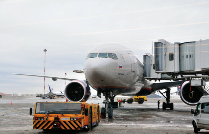 Летевший из Москвы в Китай самолет совершил аварийную посадку