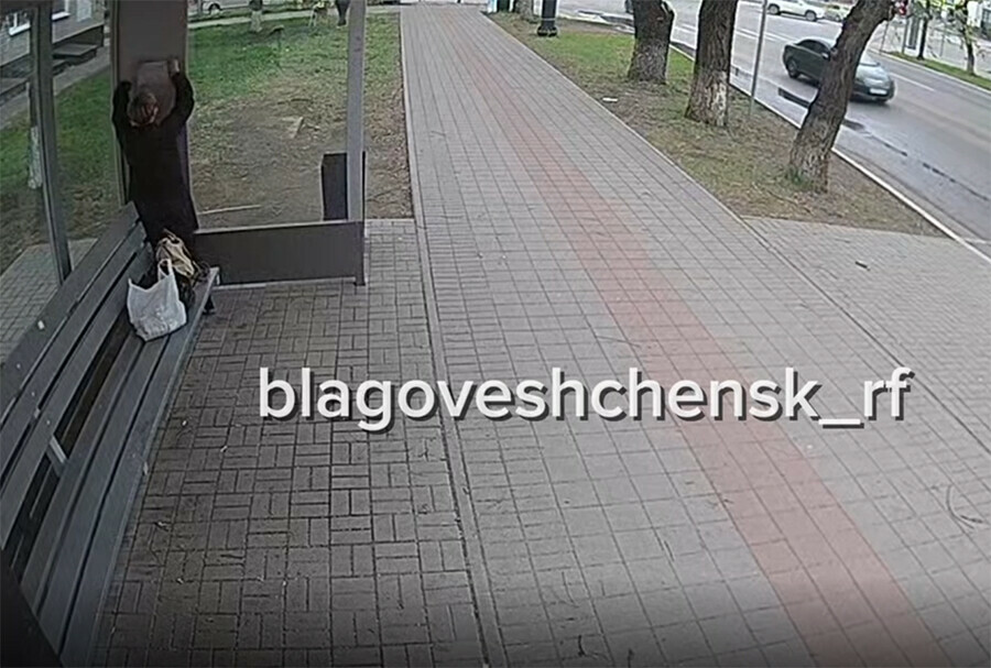 Благовещенка испортила городскую остановку  придется платить видео