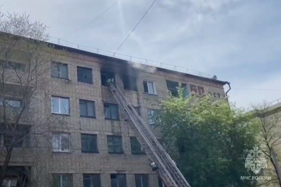 В Свободном в жилом доме на пятом этаже тушили пожар Эвакуировались люди видео 