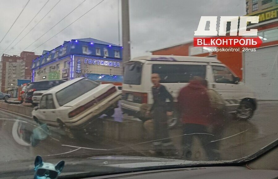 В Благовещенске опять чуть не случилось ДТП с переворотом