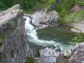 На Дальнем Востоке девушка хотела сделать селфи на скале но сорвалась 