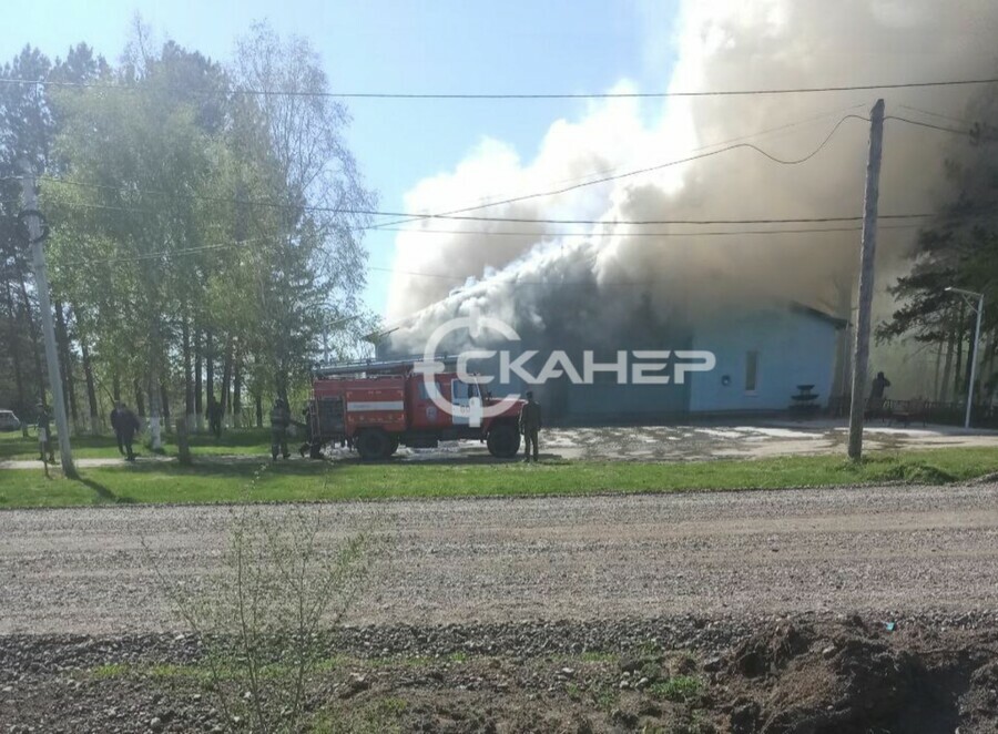 В Тамбовском округе полыхает Дом культуры уже обрушилась крыша видео