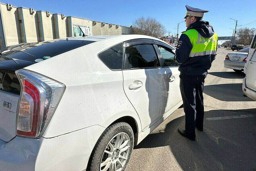 Автомобилистка в Белогорске заехала на парковку и сбила мужчину сидевшего на лавочке 