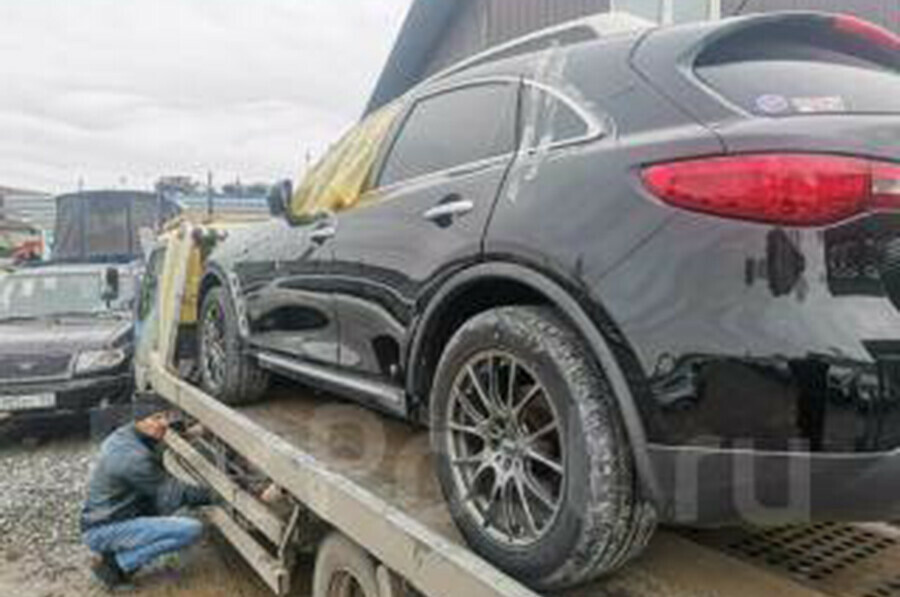 У амурчанки за долги забрали автомобиль Infiniti FX35