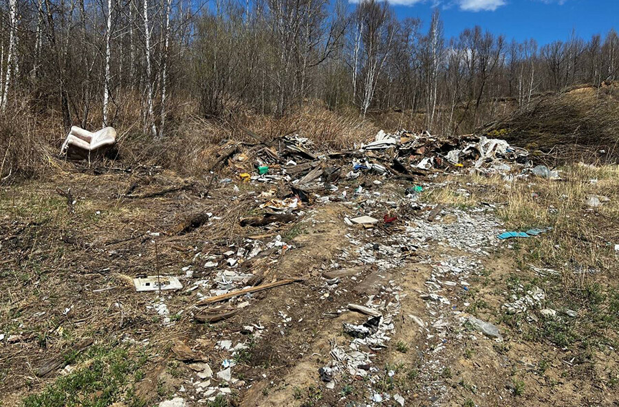 Большая свалка в Амурской области перекрыла плодородный слой почвы