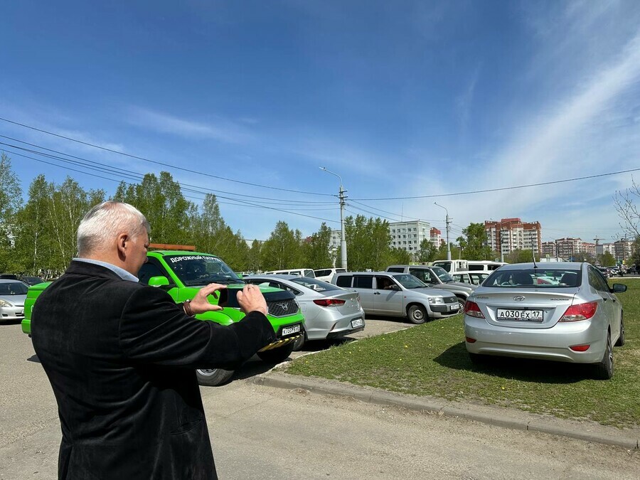 В Благовещенске после многочисленных жалоб начали штрафовать автохамов паркующихся на газонах и детских площадках