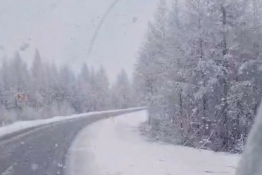 Дорогу в Амурскую область засыпало мокрым снегом видео