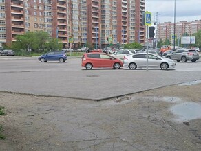 На оживленном перекрестке в Благовещенске ДТП затруднило движение 