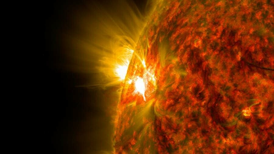 Ученые зафиксировали три сильные вспышки на Солнце Когда ждать бури